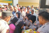 Ratusan orang menyambut positif kegiatan Gerakan Pangan Murah yang digelar Polres Sumenep 
