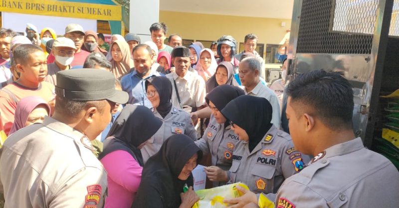 Ratusan orang menyambut positif kegiatan Gerakan Pangan Murah yang digelar Polres Sumenep 
