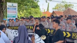 Puluhan Aktivis Dear Jatim Demo di Polres Sumenep