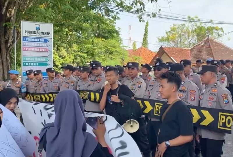 Puluhan Aktivis Dear Jatim Demo di Polres Sumenep
