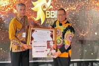 Momen bersejarah tercipta saat Dinas Ketahanan Pangan dan Pertanian (DKPP) Sumenep menerima penghargaan Pengguna Terbaik Semen Beku Sapi Lokal Wilayah Intensif 2025 dari Balai Besar Inseminasi Buatan (BBIB) Kementerian Pertanian RI di Singosari, Malang, Kamis (14/8/2025)



