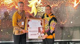 Momen bersejarah tercipta saat Dinas Ketahanan Pangan dan Pertanian (DKPP) Sumenep menerima penghargaan Pengguna Terbaik Semen Beku Sapi Lokal Wilayah Intensif 2025 dari Balai Besar Inseminasi Buatan (BBIB) Kementerian Pertanian RI di Singosari, Malang, Kamis (14/8/2025)



