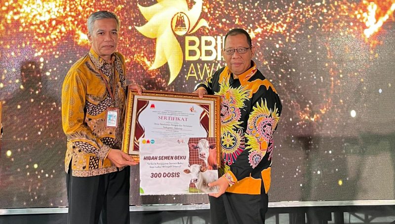 Momen bersejarah tercipta saat Dinas Ketahanan Pangan dan Pertanian (DKPP) Sumenep menerima penghargaan Pengguna Terbaik Semen Beku Sapi Lokal Wilayah Intensif 2025 dari Balai Besar Inseminasi Buatan (BBIB) Kementerian Pertanian RI di Singosari, Malang, Kamis (14/8/2025)




