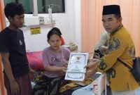 Ketua Baznas Kabupaten Sumenep, Ahmad Z. Rahman saat turun langsung menyalurkan bantuan untuk Sri Rafika di RSUD dr. H. Moh. Anwar Sumenep 