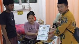 Ketua Baznas Kabupaten Sumenep, Ahmad Z. Rahman saat turun langsung menyalurkan bantuan untuk Sri Rafika di RSUD dr. H. Moh. Anwar Sumenep 