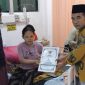 Ketua Baznas Kabupaten Sumenep, Ahmad Z. Rahman saat turun langsung menyalurkan bantuan untuk Sri Rafika di RSUD dr. H. Moh. Anwar Sumenep 