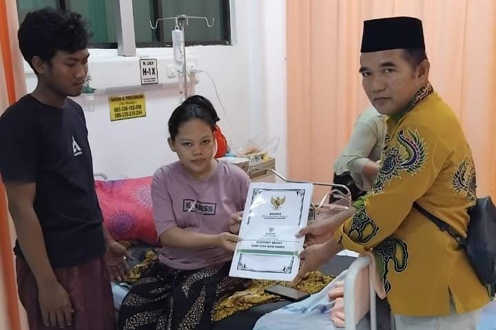 Ketua Baznas Kabupaten Sumenep, Ahmad Z. Rahman saat turun langsung menyalurkan bantuan untuk Sri Rafika di RSUD dr. H. Moh. Anwar Sumenep 