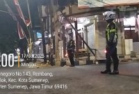 Anggota Satlantas Polres Sumenep siaga satu di Perempatan Pandian guna menekan aksi balap liar yang meresahkan masyarakat.