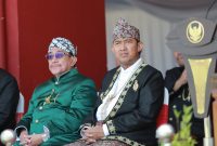 Foto : Bupati Sumenep Achmad Fauzi Wongsojudo berdampingan dengan Kiai Imam Hasyim, merepresentasikan sinergi antara pemerintah dan ulama dalam menjaga nilai-nilai kebangsaan pada peringatan HUT ke-80 RI.