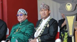 Foto : Bupati Sumenep Achmad Fauzi Wongsojudo berdampingan dengan Kiai Imam Hasyim, merepresentasikan sinergi antara pemerintah dan ulama dalam menjaga nilai-nilai kebangsaan pada peringatan HUT ke-80 RI.