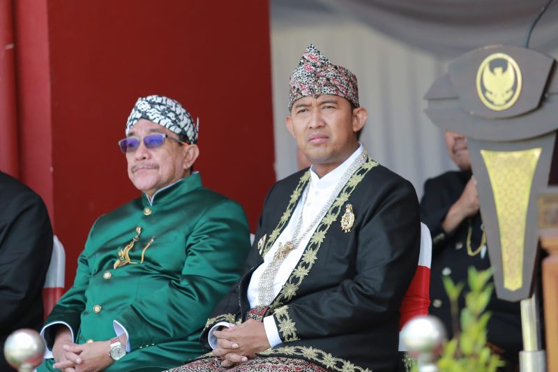 Foto : Bupati Sumenep Achmad Fauzi Wongsojudo berdampingan dengan Kiai Imam Hasyim, merepresentasikan sinergi antara pemerintah dan ulama dalam menjaga nilai-nilai kebangsaan pada peringatan HUT ke-80 RI.