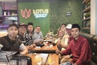 Foto ; Momen kebersamaan saat perayaan hari ulang tahun Pemimpin Redaksi Detikzone.id, yang dihadiri Kadinkes P2KB Sumene, Dirut RSUD, dr Erliyati, M.Kes dan Kabid Kominfo dan sejumlah sahabat Detikzone.