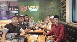 Foto ; Momen kebersamaan saat perayaan hari ulang tahun Pemimpin Redaksi Detikzone.id, yang dihadiri Kadinkes P2KB Sumene, Dirut RSUD, dr Erliyati, M.Kes dan Kabid Kominfo dan sejumlah sahabat Detikzone.