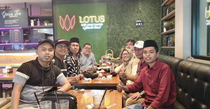 Foto ; Momen kebersamaan saat perayaan hari ulang tahun Pemimpin Redaksi Detikzone.id, yang dihadiri Kadinkes P2KB Sumene, Dirut RSUD, dr Erliyati, M.Kes dan Kabid Kominfo dan sejumlah sahabat Detikzone.