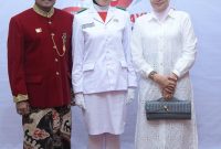 Shelma Putri Khalida, siswi SMA Negeri 1 Sumenep Kelas XI F7 Tahfidz yang dipercaya menjadi Pasukan 8 dan pembawa baki pada upacara penurunan bendera HUT RI ke-80, berpose bersama ayahnya Mufti Kholid, ST., M.A.P dan ibunya Dwi Lidya Hartati Wijaya, SE