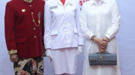 Shelma Putri Khalida, siswi SMA Negeri 1 Sumenep Kelas XI F7 Tahfidz yang dipercaya menjadi Pasukan 8 dan pembawa baki pada upacara penurunan bendera HUT RI ke-80, berpose bersama ayahnya Mufti Kholid, ST., M.A.P dan ibunya Dwi Lidya Hartati Wijaya, SE