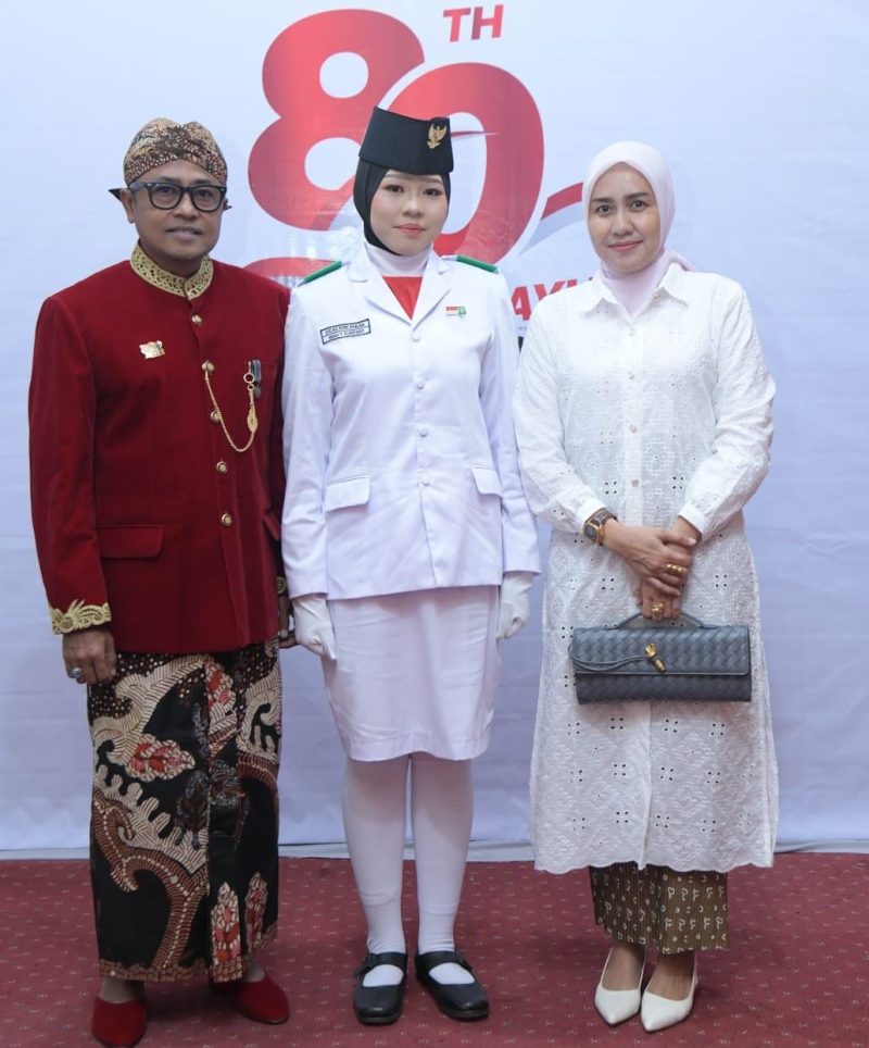 Shelma Putri Khalida, siswi SMA Negeri 1 Sumenep Kelas XI F7 Tahfidz yang dipercaya menjadi Pasukan 8 dan pembawa baki pada upacara penurunan bendera HUT RI ke-80, berpose bersama ayahnya Mufti Kholid, ST., M.A.P dan ibunya Dwi Lidya Hartati Wijaya, SE