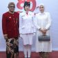 Shelma Putri Khalida, siswi SMA Negeri 1 Sumenep Kelas XI F7 Tahfidz yang dipercaya menjadi Pasukan 8 dan pembawa baki pada upacara penurunan bendera HUT RI ke-80, berpose bersama ayahnya Mufti Kholid, ST., M.A.P dan ibunya Dwi Lidya Hartati Wijaya, SE