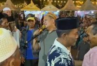 Dengan senyum ramah, H. Khoirul Umam atau H. Her menyapa warga yang memadati Pamekasan Expo 2025. Sosok pengusaha ini jadi magnet perhatian setelah membuat kejutan dengan aksi sosialnya.