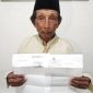 Foto : Sutaja Mangsur (70), seorang lansia miskin ( dok : Ali Atma Wijaya, Detikzone.id )