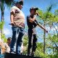 Seorang orator muda berteriak lantang dari atas mobil komando, suaranya memecah suasana. Massa berdesakan di bawah, wajah-wajah mereka penuh kemarahan. “Rp21 miliar bukan angka kecil, itu hak kami!” teriaknya, disambut sorakan membahana