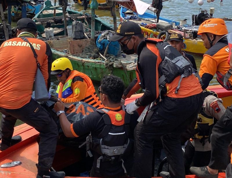 Tim SAR sedang melakukan evakuasi jasad korban