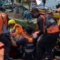 Tim SAR sedang melakukan evakuasi jasad korban