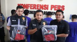 Kasat Reskrim Polres Jepara (tengah) menunjukkan barang bukti hasil kejahatan komplotan pencopet