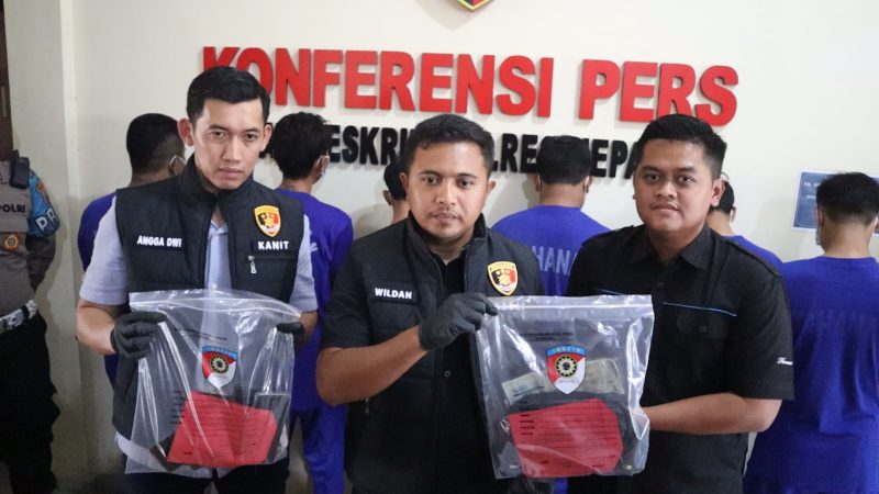 Kasat Reskrim Polres Jepara (tengah) menunjukkan barang bukti hasil kejahatan komplotan pencopet