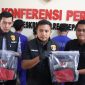Kasat Reskrim Polres Jepara (tengah) menunjukkan barang bukti hasil kejahatan komplotan pencopet