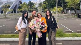 Msy. Apridina Lastiana Putri (Yessy) tersenyum haru saat menerima karangan bunga ucapan selamat atas kelulusannya sebagai Sarjana Hukum dari Universitas Jayabaya
