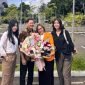 Msy. Apridina Lastiana Putri (Yessy) tersenyum haru saat menerima karangan bunga ucapan selamat atas kelulusannya sebagai Sarjana Hukum dari Universitas Jayabaya