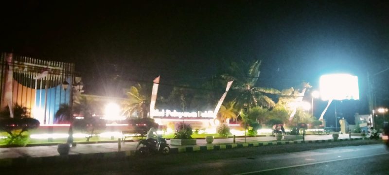 Vidiotron senilai Rp 4 miliar di Pemkab Probolinggo, yang hanya menyala 6 jam sehari. Megah tapi terbatas, layar raksasa ini kini menjadi simbol kontroversi borosnya anggaran publik, memicu sorotan keras dari masyarakat