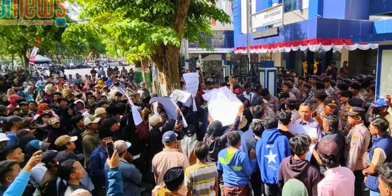Gelombang rakyat bersatu di depan kantor Bea Cukai Madura, menegaskan bahwa praktik nakal Pabrik Rokok tak bisa dibiarkan. Foto ini menangkap momen bersejarah dalam menuntut keadilan, sementara puluhan PR yang selama ini merugikan negara kini berada di ujung tombak pengawasan. Sebuah peringatan keras bahwa keberanian publik dapat memaksa aparat bersikap tegas dan menegakkan aturan tanpa kompromi.