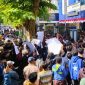 Gelombang rakyat bersatu di depan kantor Bea Cukai Madura, menegaskan bahwa praktik nakal Pabrik Rokok tak bisa dibiarkan. Foto ini menangkap momen bersejarah dalam menuntut keadilan, sementara puluhan PR yang selama ini merugikan negara kini berada di ujung tombak pengawasan. Sebuah peringatan keras bahwa keberanian publik dapat memaksa aparat bersikap tegas dan menegakkan aturan tanpa kompromi.