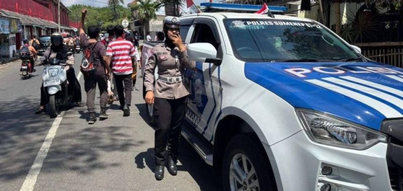 Dengan penuh kepedulian, Satlantas Polres Sumenep menyapa orang tua dan siswa SMPN 1. Edukasi ini diharapkan menjadi perisai bagi pelajar agar terhindar dari kecelakaan