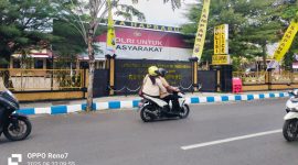 Gedung Polres Sampang yang seharusnya menjadi simbol perlindungan, kini disorot publik akibat kontradiksi pejabat soal status pelaku pencabulan anak di Robatal