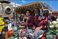 Suasana kemeriahan Karnaval HUT RI ke-80 di Desa Pinggir Papas. Ribuan warga antusias menyaksikan penampilan Kades dan istri yang tampil layaknya raja dan ratu