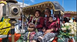 Suasana kemeriahan Karnaval HUT RI ke-80 di Desa Pinggir Papas. Ribuan warga antusias menyaksikan penampilan Kades dan istri yang tampil layaknya raja dan ratu

