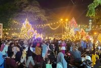 Ribuan pedagang kaki lima (PKL) tampak sumringah saat dagangan mereka laris manis di arena Festival Musik Daul Bupati Cup 2025, Pamekasan. Gelaran budaya ini bukan hanya menyatukan masyarakat, tetapi juga menghadirkan berkah ekonomi yang berlimpah dalam semalam.