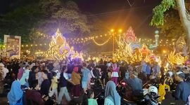 Ribuan pedagang kaki lima (PKL) tampak sumringah saat dagangan mereka laris manis di arena Festival Musik Daul Bupati Cup 2025, Pamekasan. Gelaran budaya ini bukan hanya menyatukan masyarakat, tetapi juga menghadirkan berkah ekonomi yang berlimpah dalam semalam.