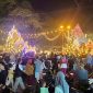 Ribuan pedagang kaki lima (PKL) tampak sumringah saat dagangan mereka laris manis di arena Festival Musik Daul Bupati Cup 2025, Pamekasan. Gelaran budaya ini bukan hanya menyatukan masyarakat, tetapi juga menghadirkan berkah ekonomi yang berlimpah dalam semalam.