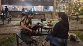 Pengunjung menikmati sajian menu andalan di Kedai KW, mulai dari gurami bakar. Suasana hangat, pelayanan ramah, serta cita rasa masakan yang menggugah selera menjadikan tempat ini sebagai salah satu destinasi kuliner favorit di Sumenep