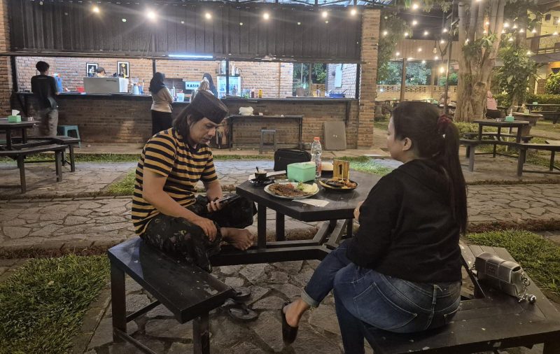 Pengunjung menikmati sajian menu andalan di Kedai KW, mulai dari gurami bakar. Suasana hangat, pelayanan ramah, serta cita rasa masakan yang menggugah selera menjadikan tempat ini sebagai salah satu destinasi kuliner favorit di Sumenep