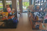 Produk unggulan UMKM, mulai dari kopi lokal, keripik, hingga kerajinan tangan, terpajang di sudut khusus Lotus yang kini juga menjadi pusat oleh-oleh.