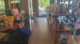 Produk unggulan UMKM, mulai dari kopi lokal, keripik, hingga kerajinan tangan, terpajang di sudut khusus Lotus yang kini juga menjadi pusat oleh-oleh.