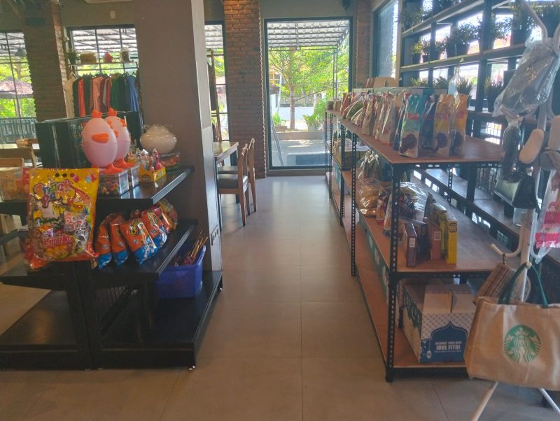 Produk unggulan UMKM, mulai dari kopi lokal, keripik, hingga kerajinan tangan, terpajang di sudut khusus Lotus yang kini juga menjadi pusat oleh-oleh.
