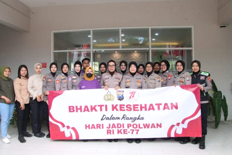 Dengan penuh kepedulian, Polwan Polres Sumenep berpartisipasi dalam aksi donor darah sebagai bentuk bhakti sosial di Hari Jadi Polwan ke-77