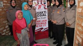 Senyum kebersamaan: Polwan Polres Sumenep saat menggelar bakti sosial dan berbagi dengan warga kurang mampu