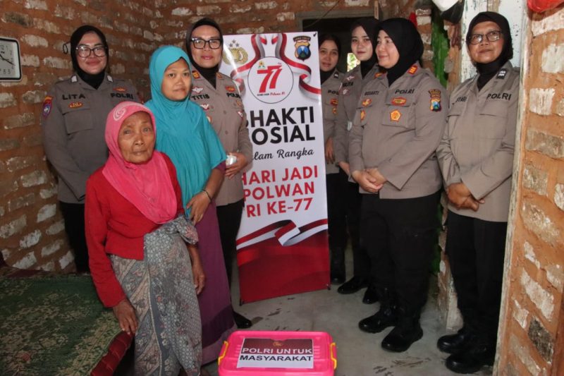 Senyum kebersamaan: Polwan Polres Sumenep saat menggelar bakti sosial dan berbagi dengan warga kurang mampu